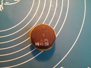 21、【斑纹豆沙莲蓉月饼】自制红豆沙+白莲蓉,金黄糖浆28G，植物油12G，枧水0.8G，中筋面粉40G拌匀即成饼皮面团。把饼皮面团分割成大约10G一个，取其中一个压扁，包入一个馅料。