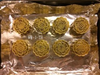 23、【斑纹豆沙莲蓉月饼】自制红豆沙+白莲蓉,用月饼模具压出花纹，排在铺好锡纸的烤盘上