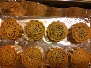 24、【斑纹豆沙莲蓉月饼】自制红豆沙+白莲蓉,送入预热好175摄氏度的烤箱中层烤约10分钟。这款我没有在表面刷蛋黄液了，感觉哑光的效果也挺好看。如果要刷蛋黄的话就是这一步之后再在表面刷上