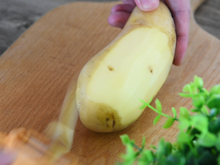 2、土豆这样做造型艳丽,超级下饭,健脾又开胃,土豆洗净，去皮