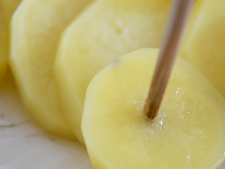 5、土豆这样做造型艳丽,超级下饭,健脾又开胃,开锅后用筷子测试土豆软硬