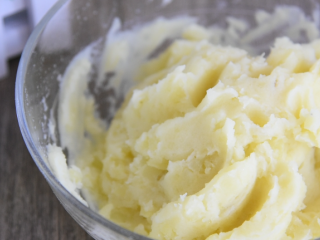 6、土豆这样做造型艳丽,超级下饭,健脾又开胃,倒入碗中，用叉子碾碎土豆