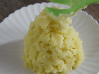 7、土豆这样做造型艳丽,超级下饭,健脾又开胃,再将土豆泥摆放成火山状