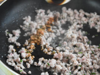 9、土豆这样做造型艳丽,超级下饭,健脾又开胃,炒香后倒入肉末炒至变色，撒入15g生抽、15g蚝油，翻炒均匀