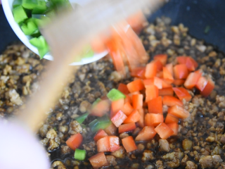 10、土豆这样做造型艳丽,超级下饭,健脾又开胃,倒入青红椒翻炒