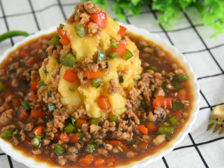 13、土豆这样做造型艳丽,超级下饭,健脾又开胃,最好将肉末浇汁土豆泥上即可