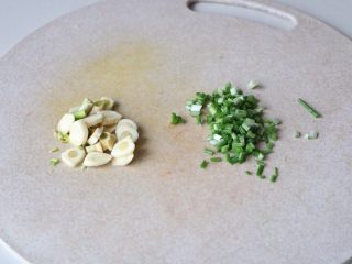 4、土豆豆角焖面,大蒜/小葱切碎；