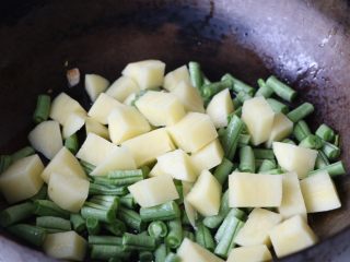 7、土豆豆角焖面,放入土豆块/豆角段翻炒；