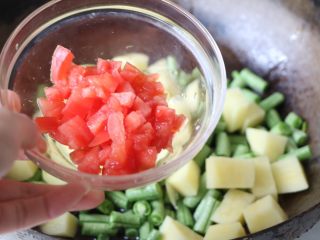 8、土豆豆角焖面,倒入西红柿；