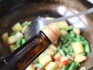 10、土豆豆角焖面,加入生抽