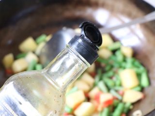 11、土豆豆角焖面,加入老抽