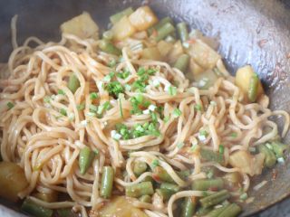 15、土豆豆角焖面,直到大部分水分炒干，食材熟透，出锅之前加入葱花即可；