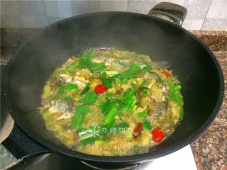 9、酸菜烧鲫鱼,汤汁浓稠起锅装盘。