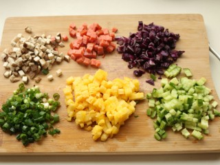 4、香菇酱五彩菠萝饭,全部切成小丁，比米饭略大即可。