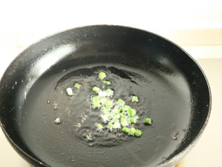 5、香菇酱五彩菠萝饭,炒锅放油，爆香葱末。