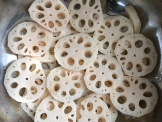 1、鲍汁盆菜   第二弹,莲藕洗净切片， 垫放在锅底