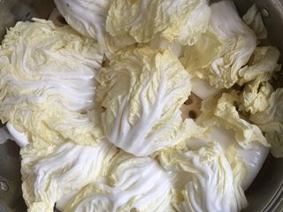 2、鲍汁盆菜   第二弹,娃娃菜切片，垫放在莲藕上