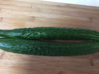 1、脆皮酱黄瓜,黄瓜洗干净擦干水份。