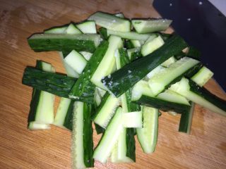 3、脆皮酱黄瓜,再切成黄瓜条。