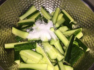 4、脆皮酱黄瓜,放入盐。