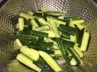 5、脆皮酱黄瓜,把盐拌匀入冰箱冷藏腌制12小时。