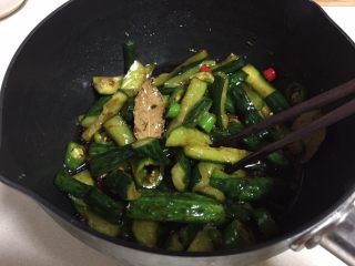 12、脆皮酱黄瓜,彻底放凉以后加入香醋，然后把黄瓜放进调好的汤汁里拌匀。