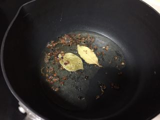 10、脆皮酱黄瓜,锅烧热倒入食用油，放花椒，香叶转小火煸出香味。