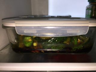 14、脆皮酱黄瓜,入冰箱冷藏四小时可以吃了，中途可以取出翻拌几次，入味更均匀。