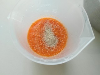 1、浪漫七夕胡萝卜玫瑰馍,胡萝卜用料理机，打成泥。然后加入酵母，搅拌均匀至融化。