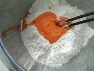 2、浪漫七夕胡萝卜玫瑰馍,倒入面粉里，搅拌成絮状。