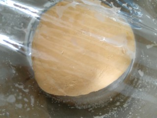 3、浪漫七夕胡萝卜玫瑰馍,盖上保鲜膜发酵。