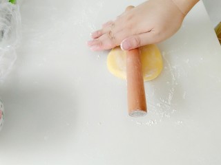 4、浪漫七夕胡萝卜玫瑰馍,发酵好后，取出，排气，擀成大圆面片。擀的薄些，做出来漂亮。