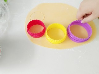 5、浪漫七夕胡萝卜玫瑰馍,我用了大小不同三种，圆形模具，也可以一种啊。没有模具的，自家的米饭碗，也可以用的啊！或者直接擀成原片。