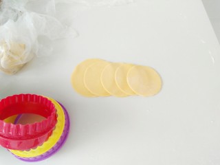 6、浪漫七夕胡萝卜玫瑰馍,五片胡萝卜面片，一次排好。