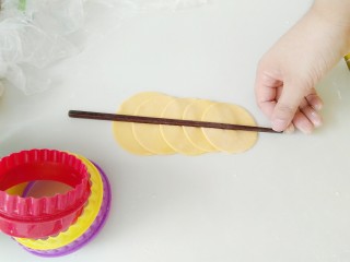 7、浪漫七夕胡萝卜玫瑰馍,取一根筷子，在中间压出一道印。