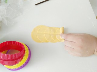 8、浪漫七夕胡萝卜玫瑰馍,然后小圆面片那头，开始卷起。