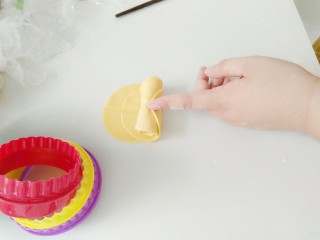 9、浪漫七夕胡萝卜玫瑰馍,一直卷，卷到尾结束。