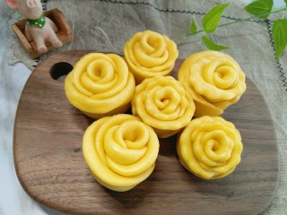 12、浪漫七夕胡萝卜玫瑰馍,成品图来了，没想到胡萝卜做出来的结果和南瓜颜色一样了。