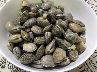 1、辣炒花蚬子,买回的花蚬子洗净。