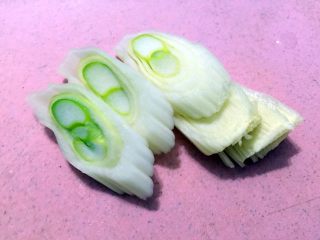 5、辣炒花蚬子,大葱切段。