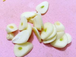 7、辣炒花蚬子,大蒜切片。