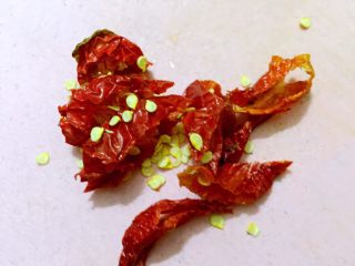 8、辣炒花蚬子,干红辣椒切段。
