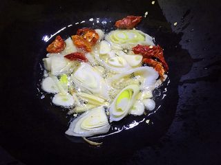 11、辣炒花蚬子,锅内放油烧至五成热，放入调料爆香。