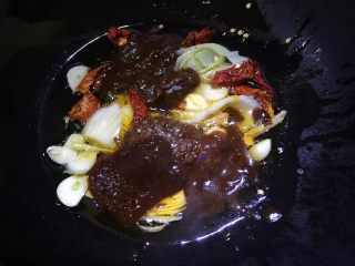 12、辣炒花蚬子,放入酱料翻炒片刻。