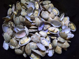 13、辣炒花蚬子,放入花蚬子翻炒片刻。