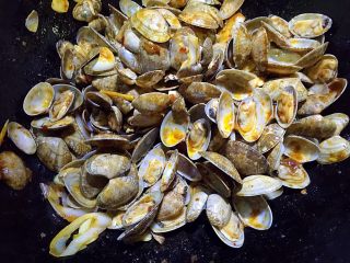 14、辣炒花蚬子,翻炒片刻。