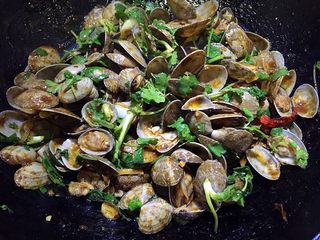 16、辣炒花蚬子,翻炒均匀后出锅。