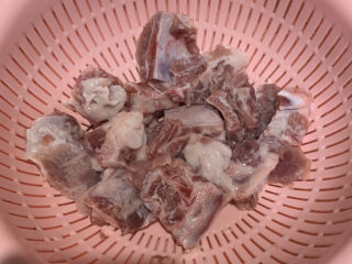 1、锡纸烤排骨,排骨洗干净沥干水