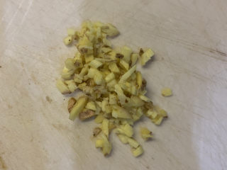 2、锡纸烤排骨,姜去皮，切成姜粒