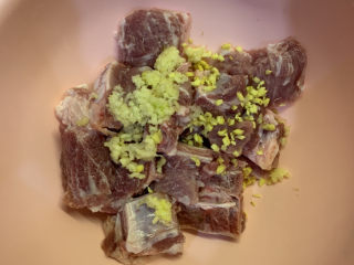 4、锡纸烤排骨,把沥干水的排骨，放入姜粒，蒜粒